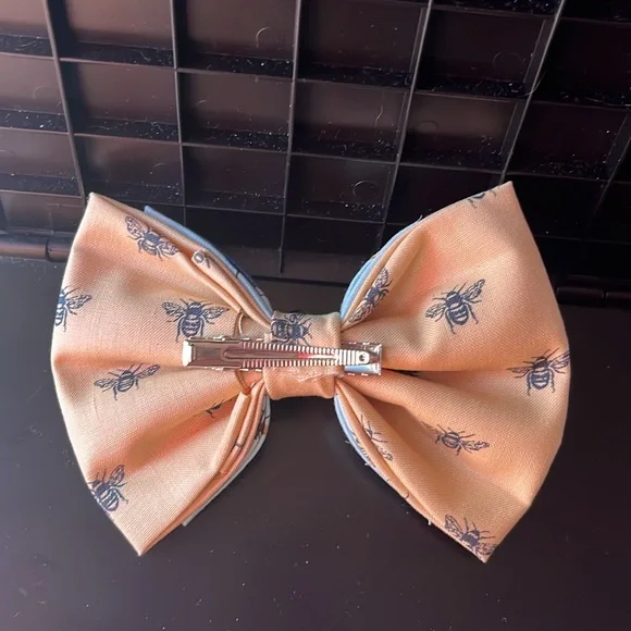 Winnie the Pooh bow - Picture 2 of 4